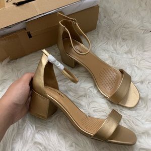 GOLD HEELS SIZE 9 NEW